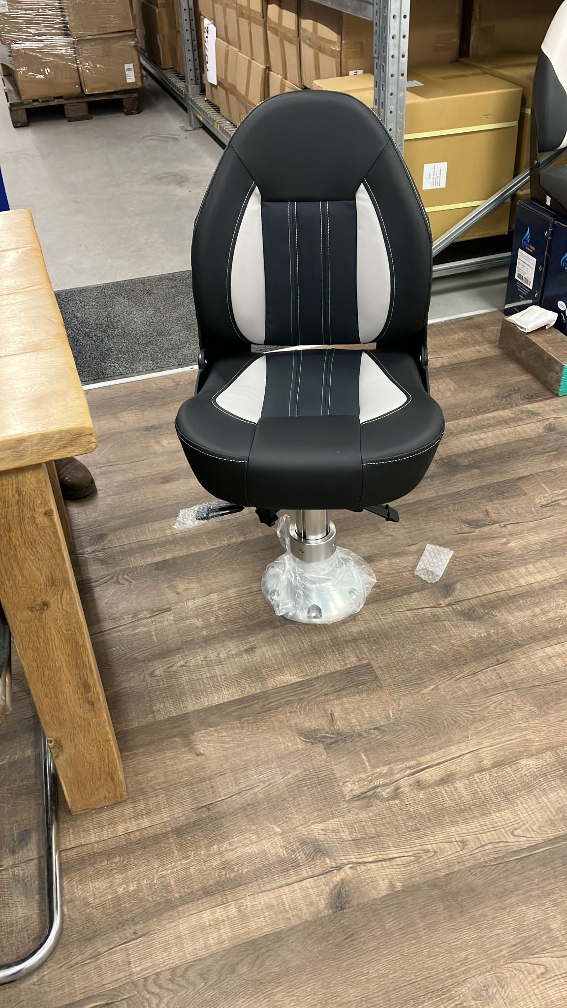 inklapbare hoge bootstoel zwart grijs voor vissen en varen op stoelpoot