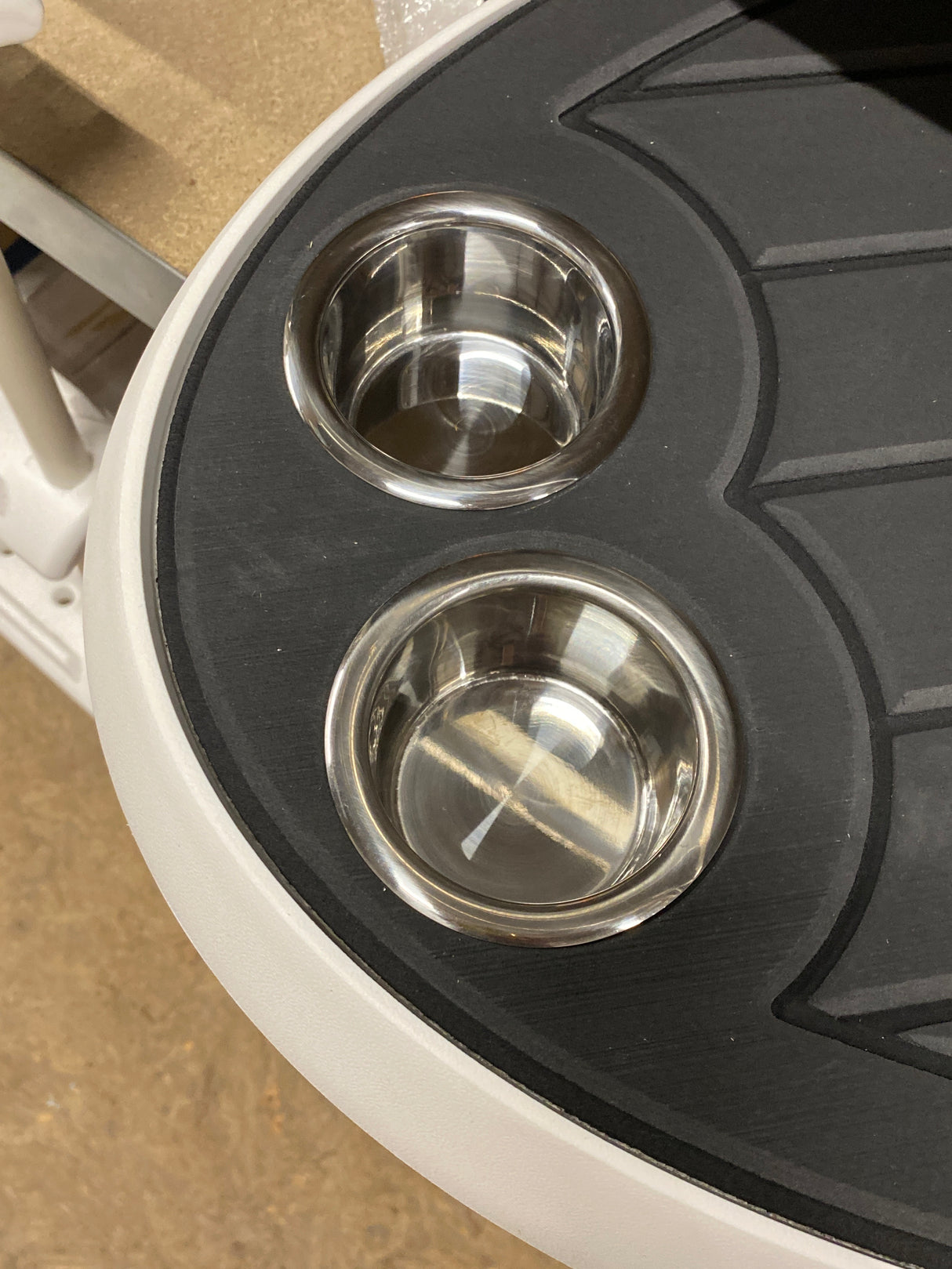 Kleiner eingebauter Getränkehalter aus Edelstahl