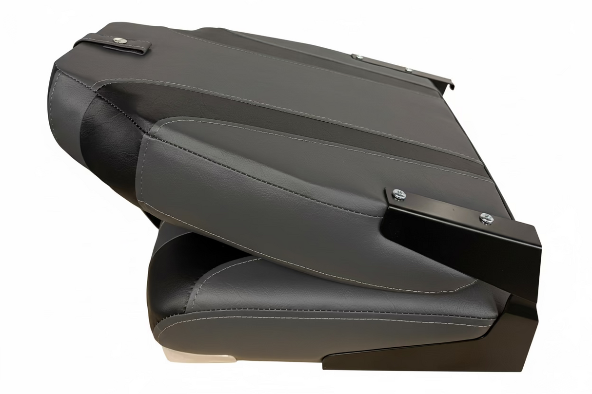 Zwart met grijze opvouwbare bootstoel met hoge rugleuning, afmetingen 55 cm hoog, 41 cm breed en 38 cm diep, met metalen scharnieren en bevestigingsband. afmetingen ingeklapt