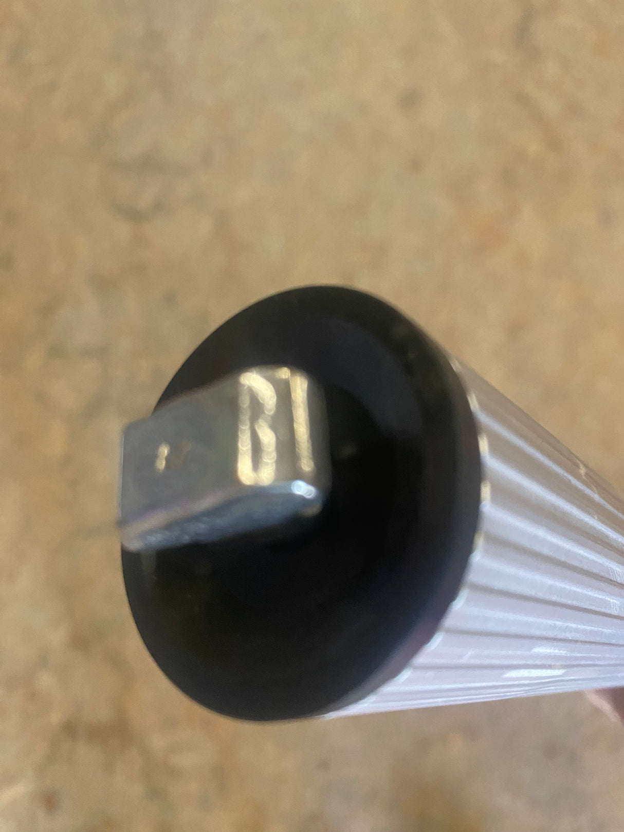 Zwaardvis QR tafelzuil ø40x700mm compleet met voet een basis blad