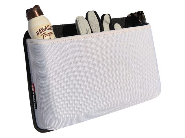 Lichtgewicht witte cockpittas van 20 cm met afgeronde hoeken en wateruitloop, ideaal voor het opbergen van accessoires in de cockpit.