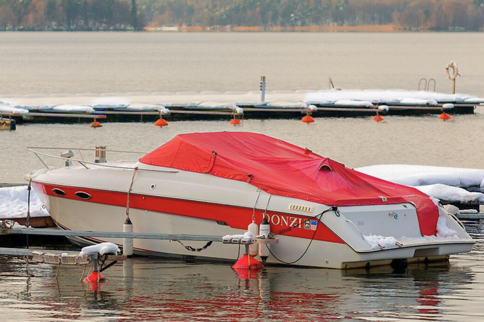 Afdekzeil reinigen – rood afdekzeil boot schoon en krimpvrij gewassen nabij Den Bosch inzamelpunt voor Zonklaar.