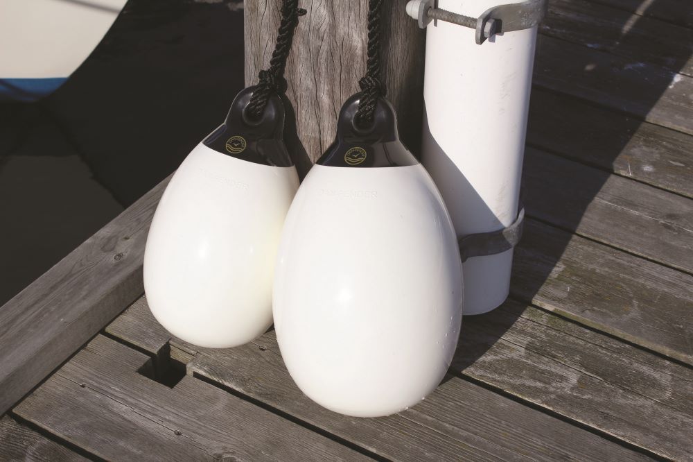 Set van 6 Dan-Fender Danny fenders in wit en navy blauw, diameter 170 mm, met enkel oog aan onderzijde