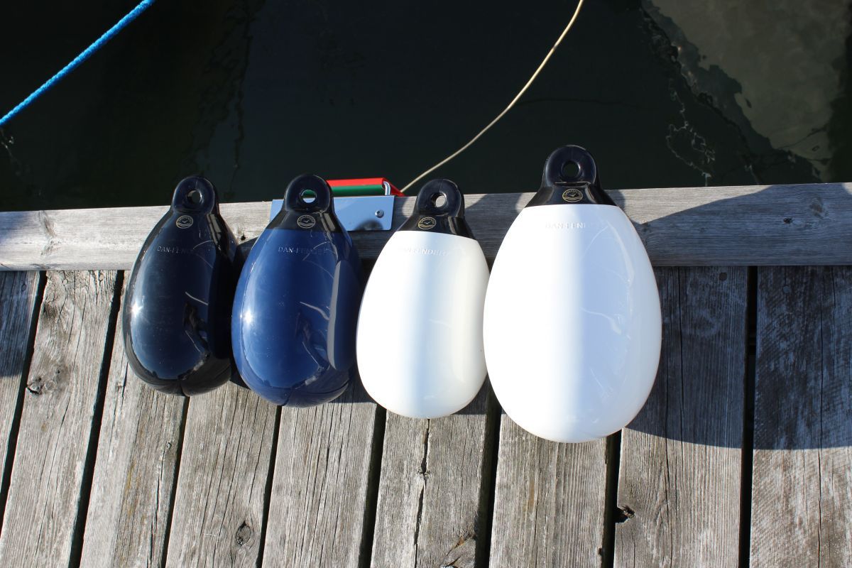 Set van 6 Dan-Fender Danny fenders in wit en navy blauw, diameter 170 mm, met enkel oog aan onderzijde