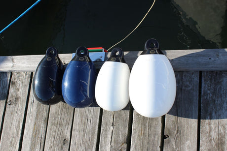 Set van 6 Dan-Fender Danny fenders in wit en navy blauw, diameter 170 mm, met enkel oog aan onderzijde