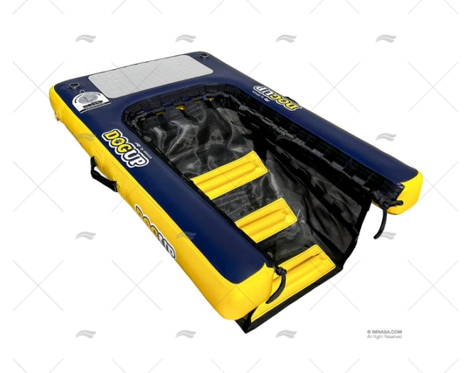 Hond klimt via opblaasbare DOGUP hondenladder aan boord van een boot.