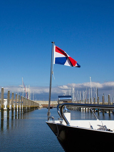 Geuzenvlag gevoerd bij wijze van groet. - Bateau Bootservice