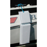 Witte platte Contour Fender HH-1C bevestigd aan de zijkant van een boot